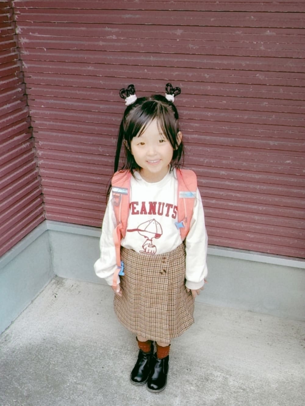 その他のスウェット、ベージュ系のスカート、ブラック系のブーツを着用したキッズの秋コーディネートの2枚目の写真