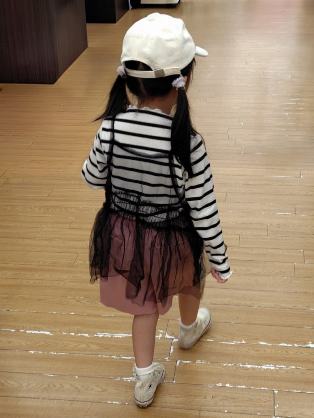 ホワイト系のTシャツ/カットソー、ピンク系のその他パンツ、ホワイト系のスニーカーを着用したキッズの春コーディネートの2枚目の写真