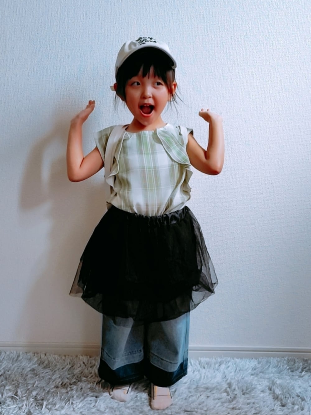 「夏ルックで気分アップ、キッズファッション、女の子コーデ、夏コーデ、テーマパークコーデ、バルーンスカート、チュール、チェックフリルブラウス、パステルカラー、ノースリーブ、バイカラーデニム、バイカラーキャップ」｜「CIAOPANIC TYPYの【2025年S/S新作】【KIDS】アソートバルーンミニスカート（スカート、ブラック系）」を使った、rinさん（キッズ・100cm）の夏コーディネートの2枚目の写真