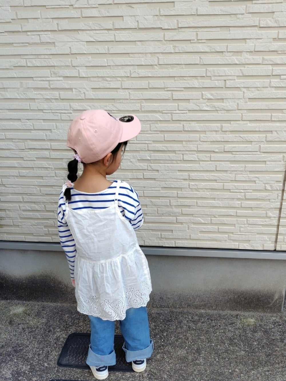 ホワイト系のキャミソール、ホワイト系のTシャツ/カットソー、ホワイト系のスニーカーを着用したキッズの春コーディネートの3枚目の写真