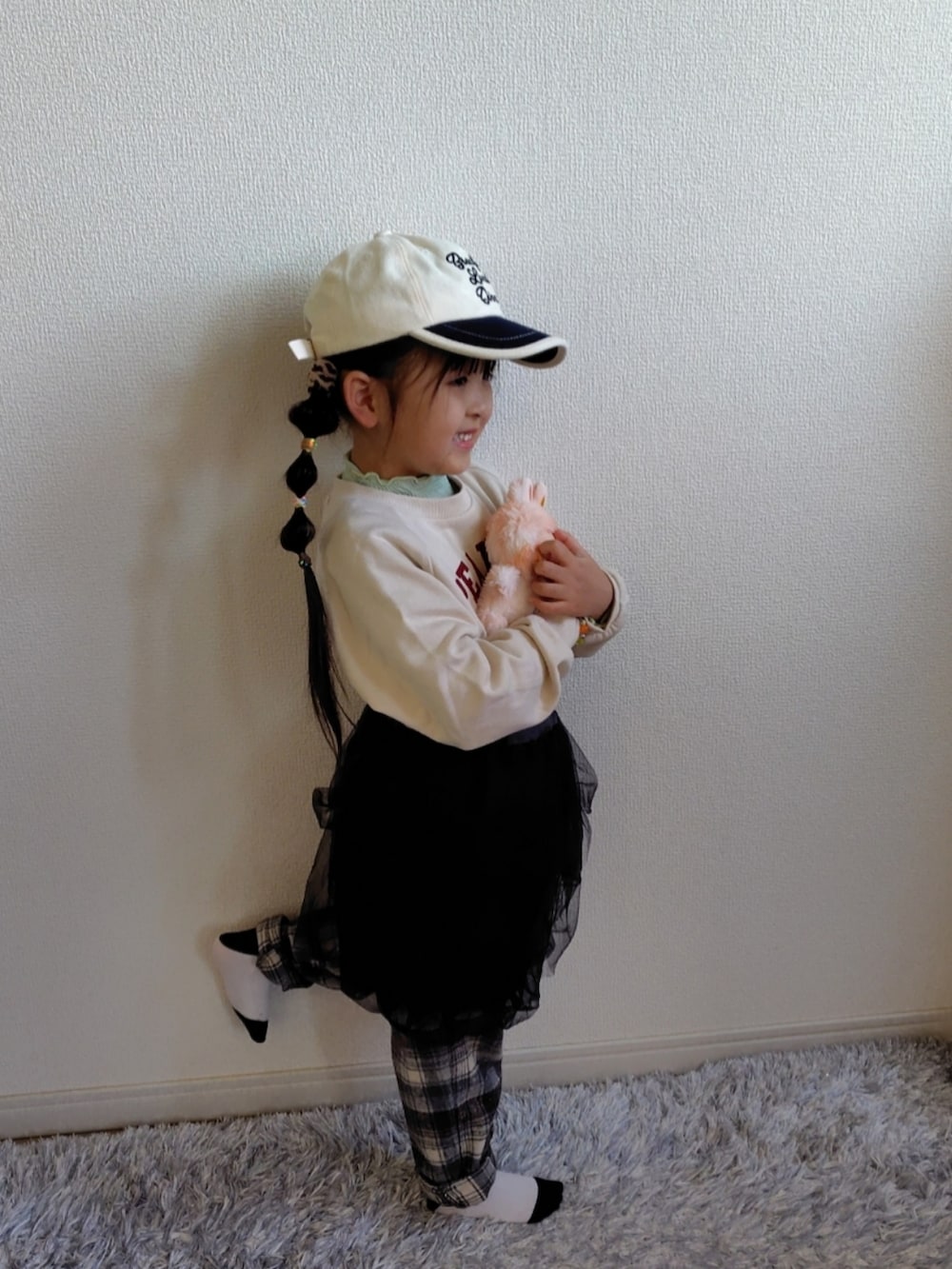 その他のスウェット、グリーン系のTシャツ/カットソー、ブラック系のスカートを着用したキッズの冬コーディネートの4枚目の写真