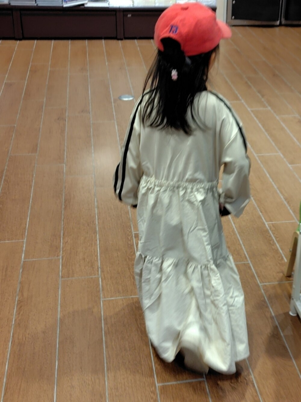 ホワイト系のワンピースを着用したキッズの春コーディネートの3枚目の写真