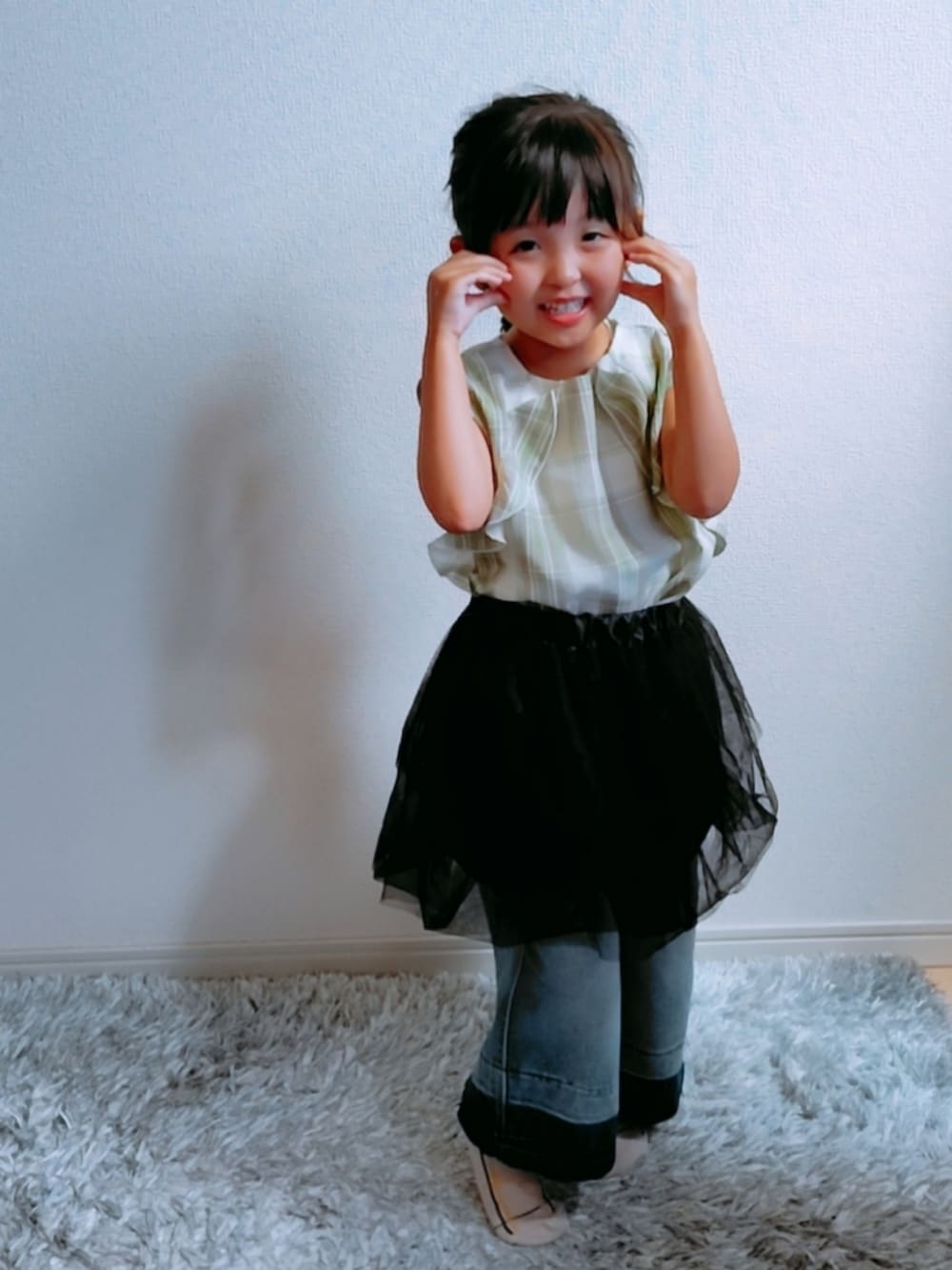 「夏ルックで気分アップ、キッズファッション、女の子コーデ、夏コーデ、テーマパークコーデ、バルーンスカート、チュール、チェックフリルブラウス、パステルカラー、ノースリーブ、バイカラーデニム、バイカラーキャップ」｜「CIAOPANIC TYPYの【2025年S/S新作】【KIDS】アソートバルーンミニスカート（スカート、ブラック系）」を使った、rinさん（キッズ・100cm）の夏コーディネートの3枚目の写真