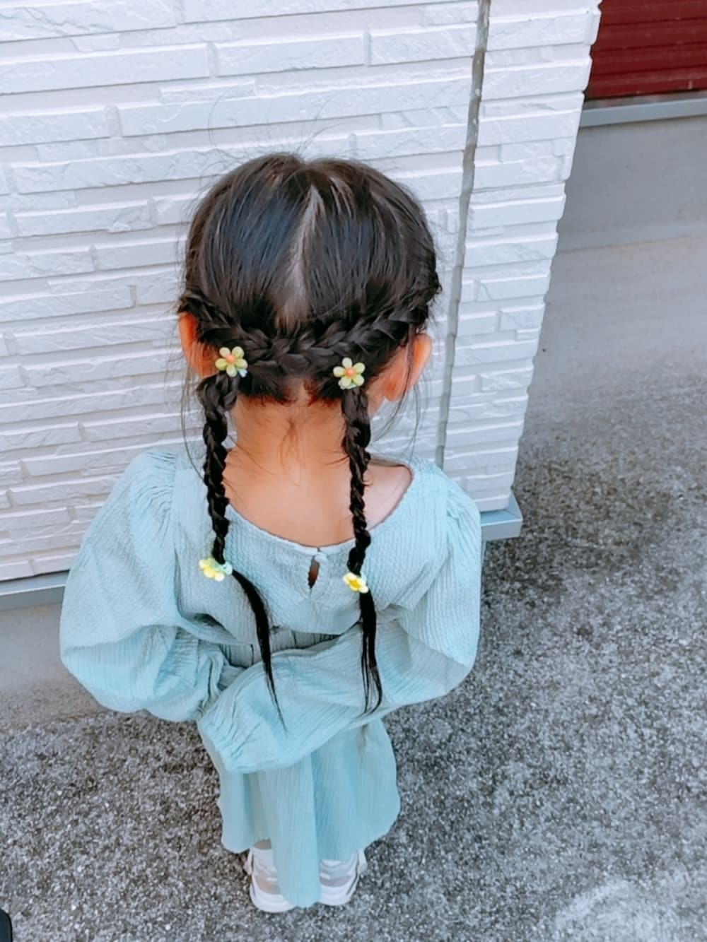 グリーン系のTシャツ/カットソーを着用したキッズの春コーディネートの3枚目の写真