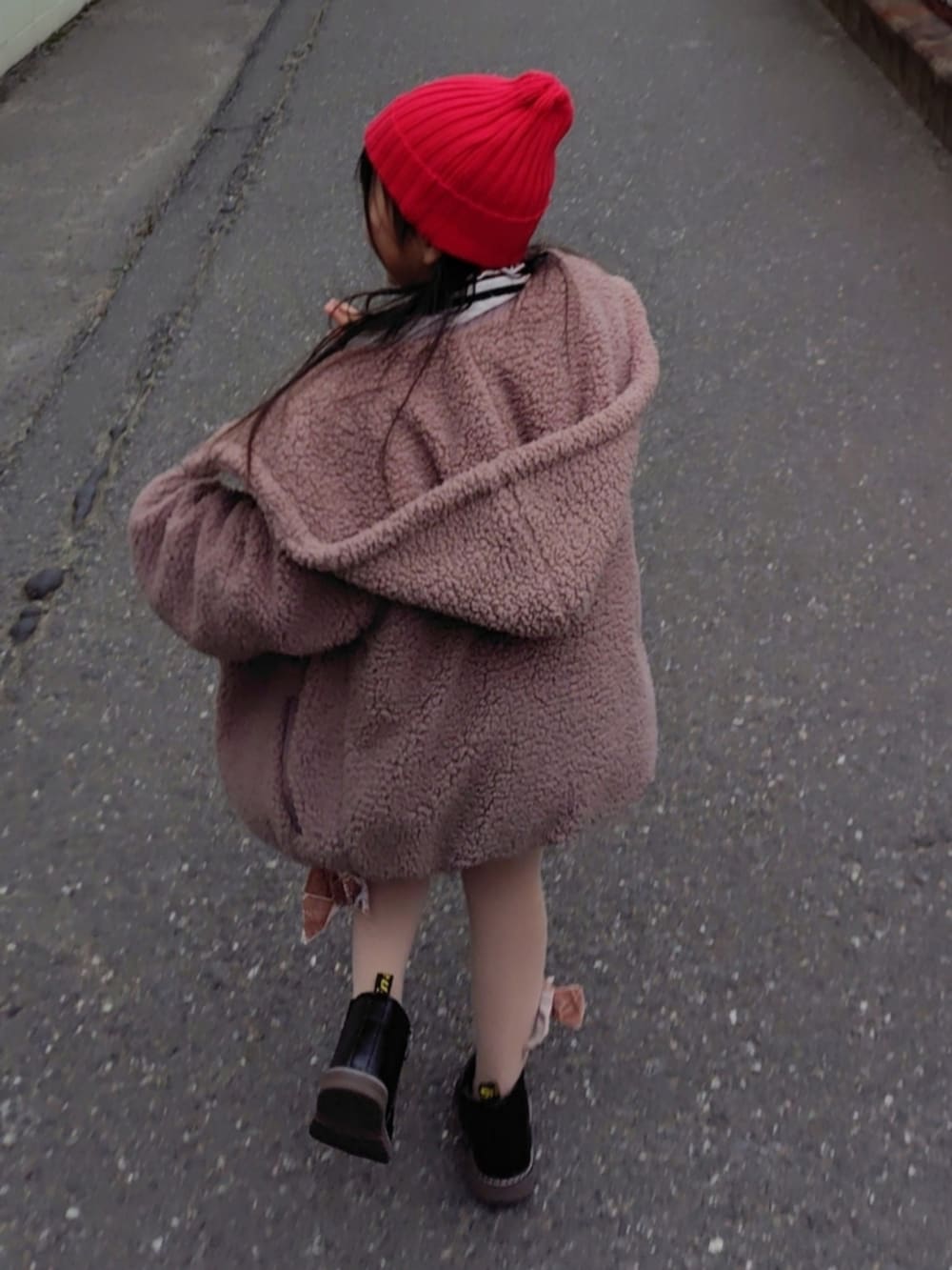 ベージュ系のカーディガン/ボレロ、ホワイト系のTシャツ/カットソー、ブラウン系のブルゾンを着用したキッズの冬コーディネートの3枚目の写真