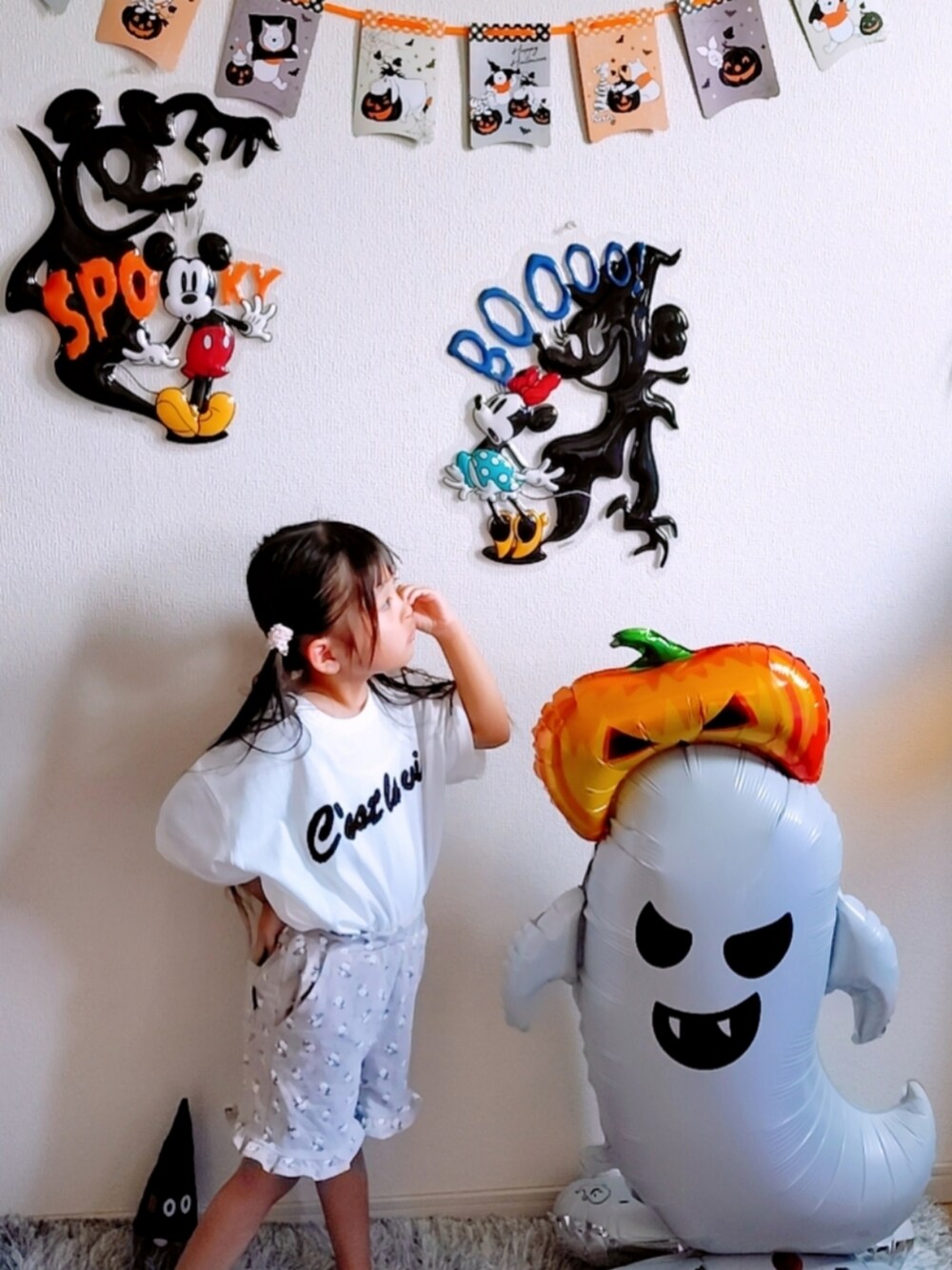 ホワイト系のTシャツ/カットソー、ベージュ系のその他パンツを着用したキッズの秋コーディネートの3枚目の写真