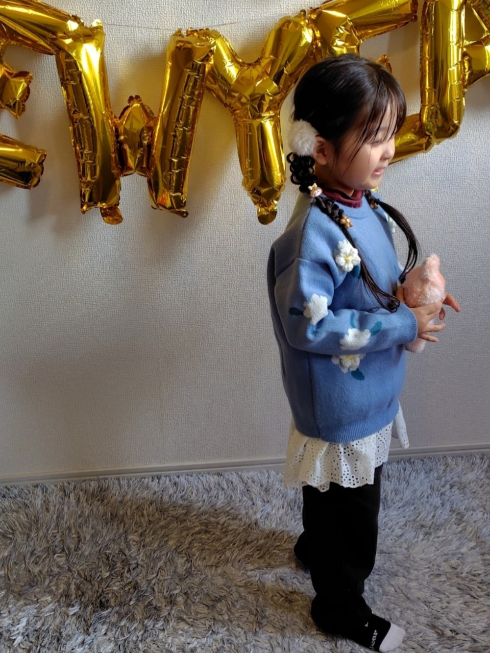 ホワイト系のその他アウター、ブラウン系のTシャツ/カットソー、ホワイト系のキャミソールを着用したキッズの冬コーディネートの3枚目の写真