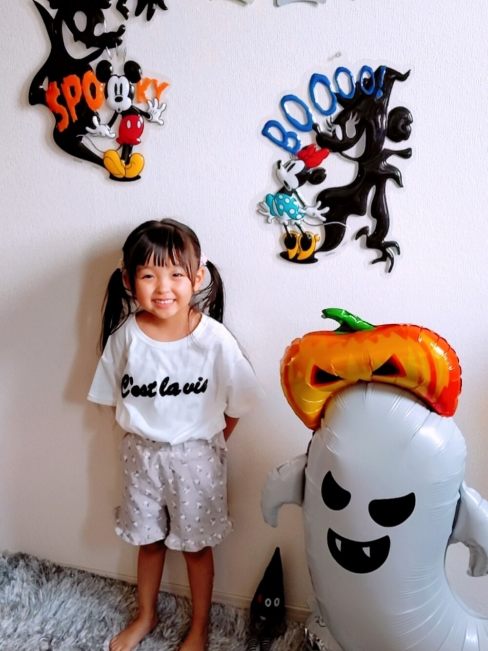 ホワイト系のTシャツ/カットソー、ベージュ系のその他パンツを着用したキッズの秋コーディネートの2枚目の写真