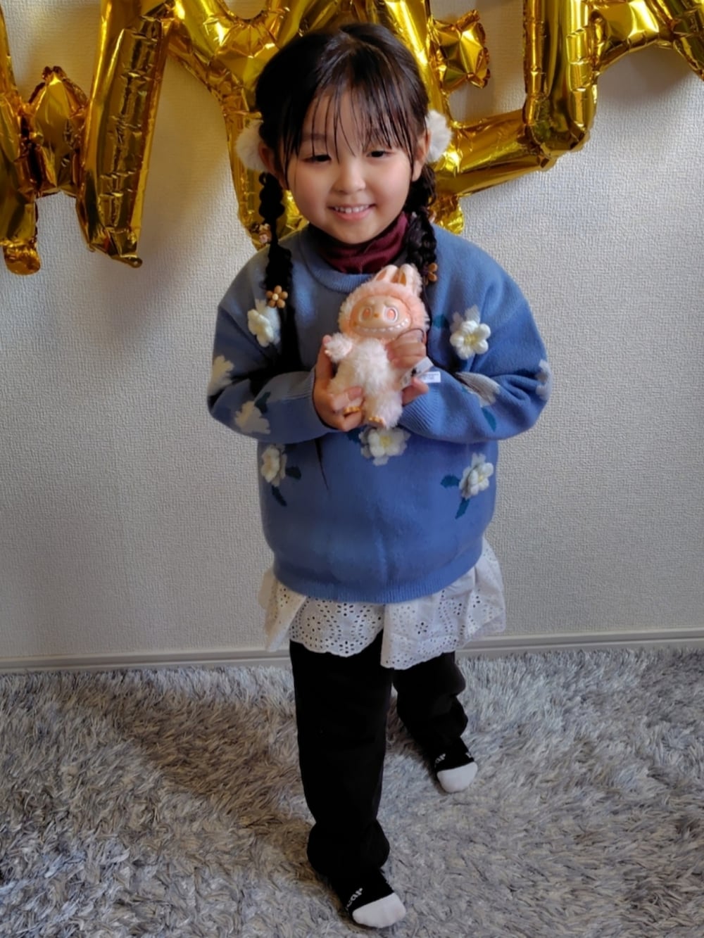 ホワイト系のその他アウター、ブラウン系のTシャツ/カットソー、ホワイト系のキャミソールを着用したキッズの冬コーディネートの2枚目の写真