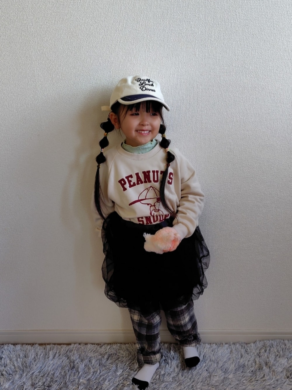 その他のスウェット、グリーン系のTシャツ/カットソー、ブラック系のスカートを着用したキッズの冬コーディネートの2枚目の写真