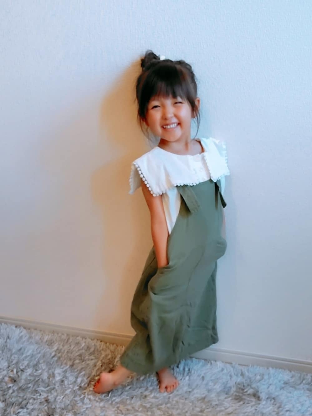 「キッズファッション、おでかけコーデ、サングラス、ノースリーブ、セーラー風トップス」｜「lulpiniのkids レースフレームカラーカットソー（Tシャツ/カットソー、ホワイト系）」を使った、rinさん（キッズ・100cm）の夏コーディネートの3枚目の写真