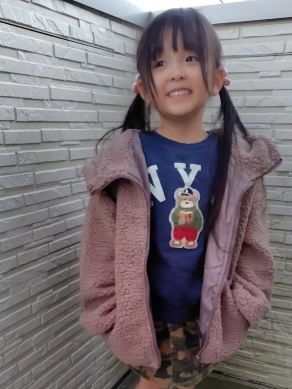 ブラウン系のブルゾン、ブルー系のスウェット、レッド系のスニーカーを着用したキッズの秋コーディネートの3枚目の写真