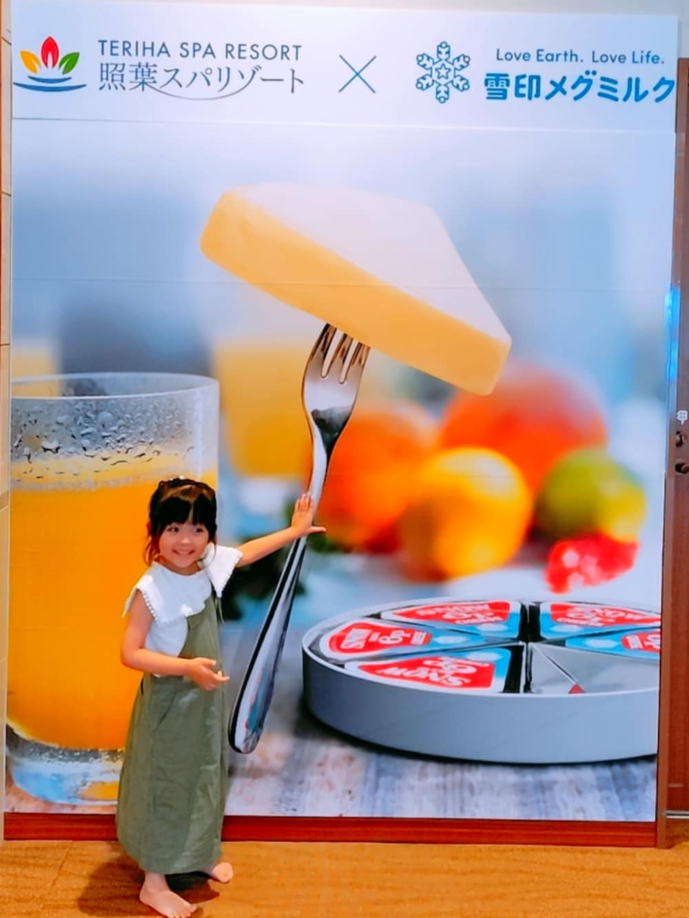 「キッズファッション、おでかけコーデ、サングラス、ノースリーブ、セーラー風トップス」｜「lulpiniのkids レースフレームカラーカットソー（Tシャツ/カットソー、ホワイト系）」を使った、rinさん（キッズ・100cm）の夏コーディネートの5枚目の写真