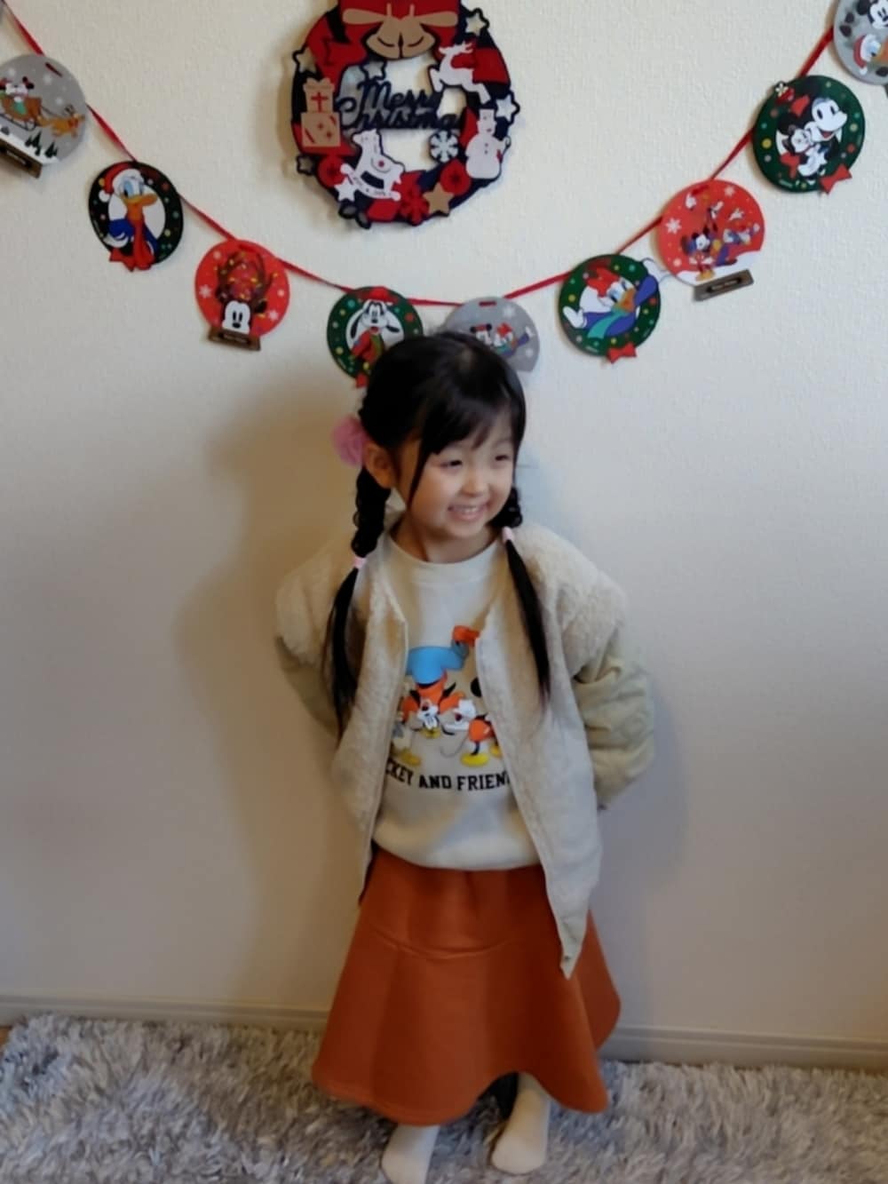 ホワイト系のその他アウター、ベージュ系のスウェット、オレンジ系のスカートを着用したキッズの冬コーディネートの3枚目の写真