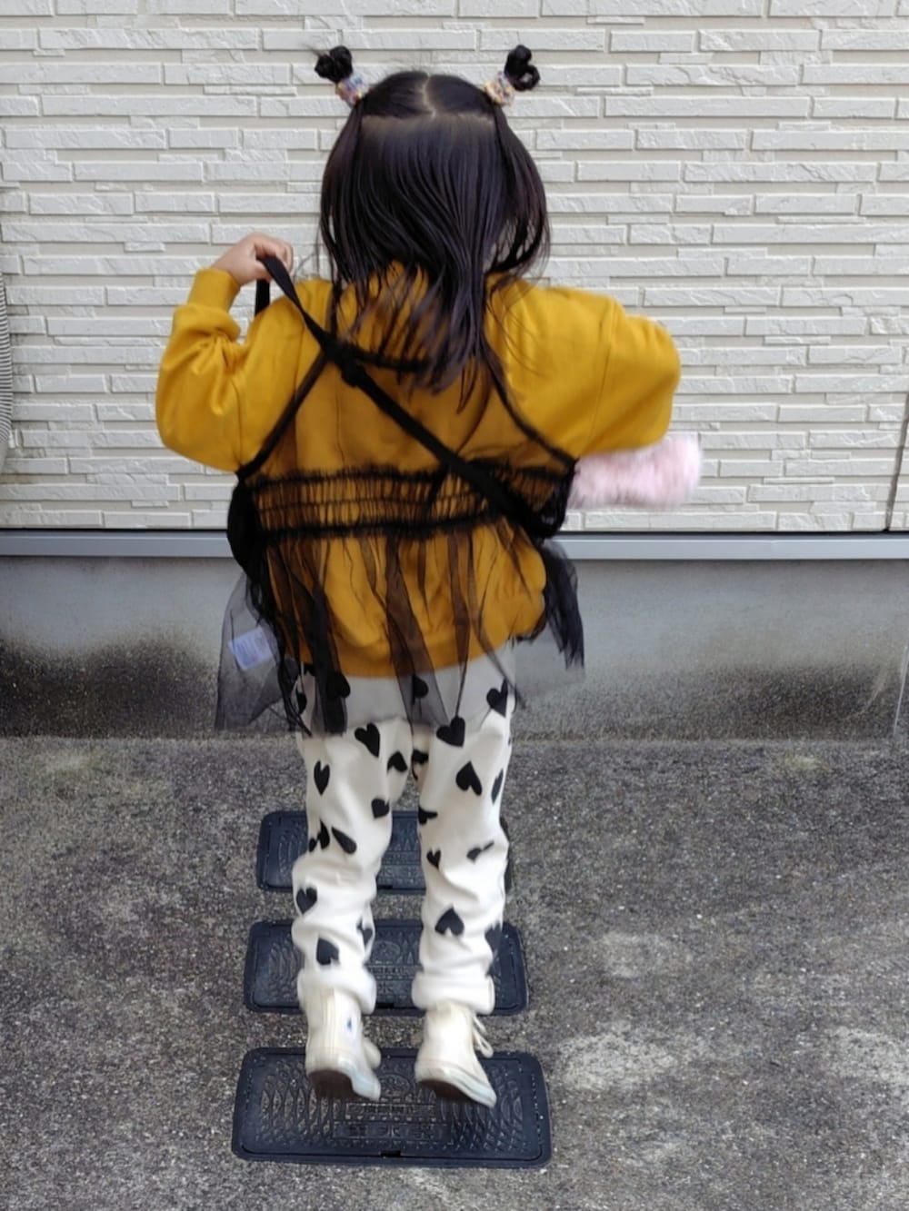 イエロー系のスウェット、ホワイト系のTシャツ/カットソー、ベージュ系のその他パンツを着用したキッズの春コーディネートの3枚目の写真