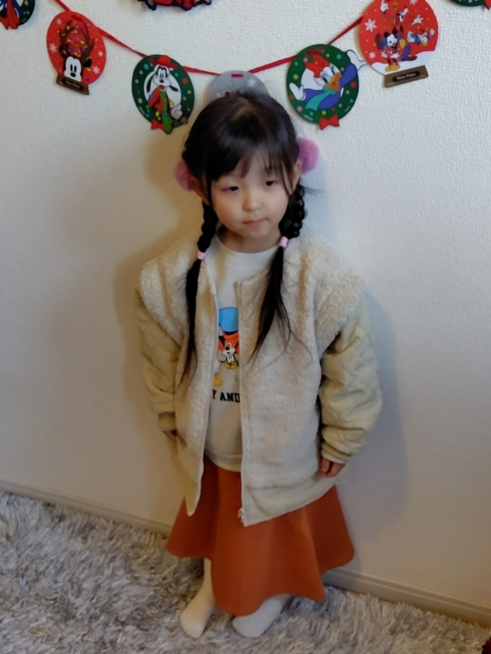 ホワイト系のその他アウター、ベージュ系のスウェット、オレンジ系のスカートを着用したキッズの冬コーディネートの2枚目の写真