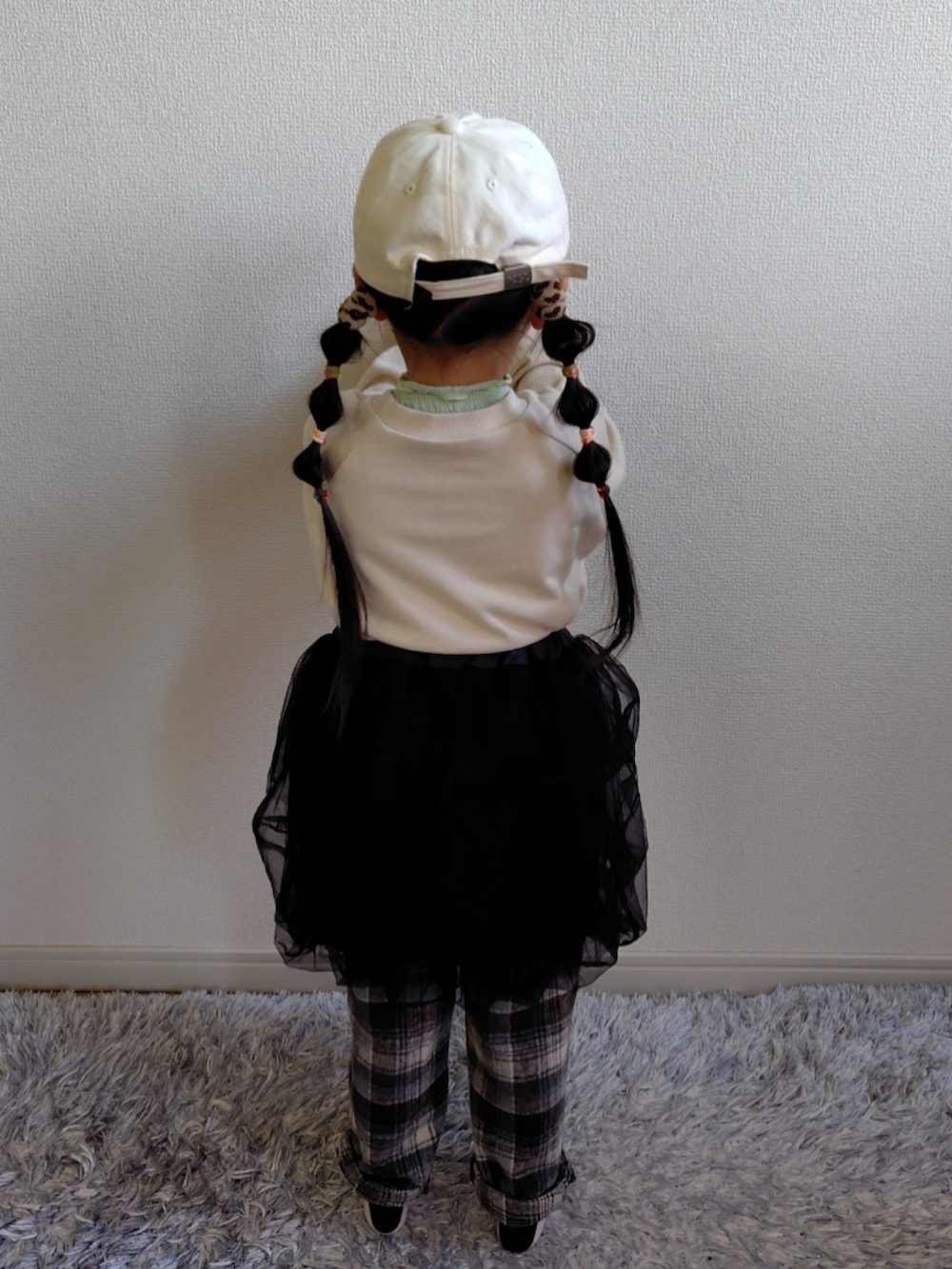 その他のスウェット、グリーン系のTシャツ/カットソー、ブラック系のスカートを着用したキッズの冬コーディネートの3枚目の写真