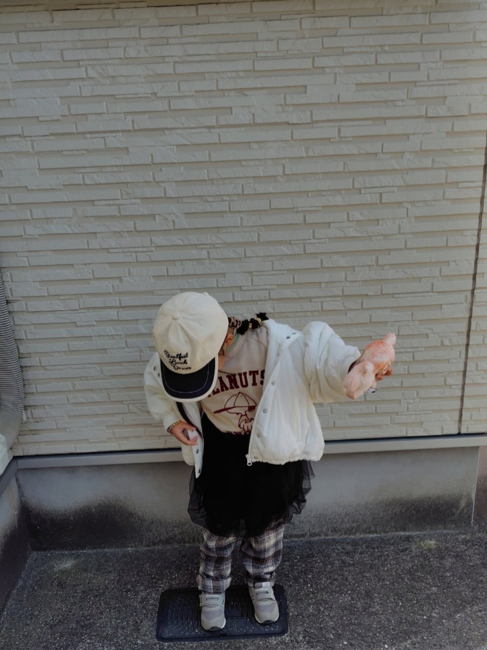 その他のスウェット、グリーン系のTシャツ/カットソー、ブラック系のスカートを着用したキッズの冬コーディネートの5枚目の写真