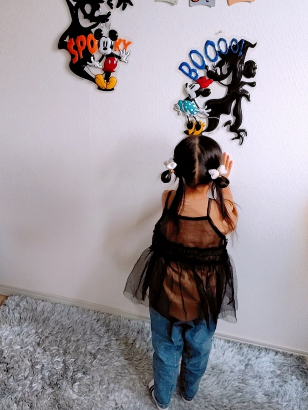 ブラウン系のTシャツ/カットソー、ホワイト系のTシャツ/カットソー、その他のデニムパンツを着用したキッズの秋コーディネートの2枚目の写真