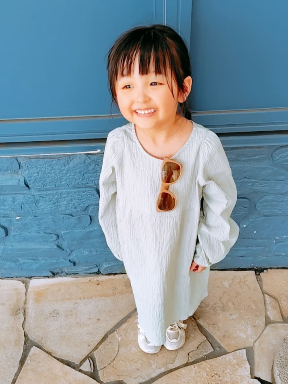 グリーン系のTシャツ/カットソーを着用したキッズの春コーディネートの2枚目の写真