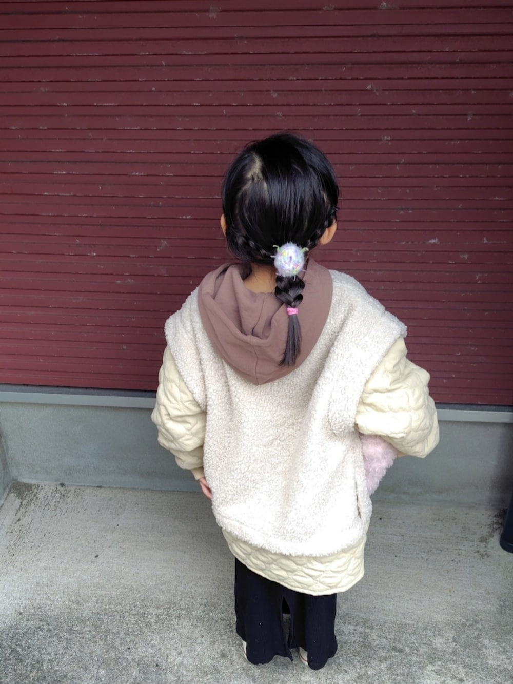 ホワイト系のその他アウター、ブラウン系のパーカー、ブラック系のスカートを着用したキッズの冬コーディネートの3枚目の写真