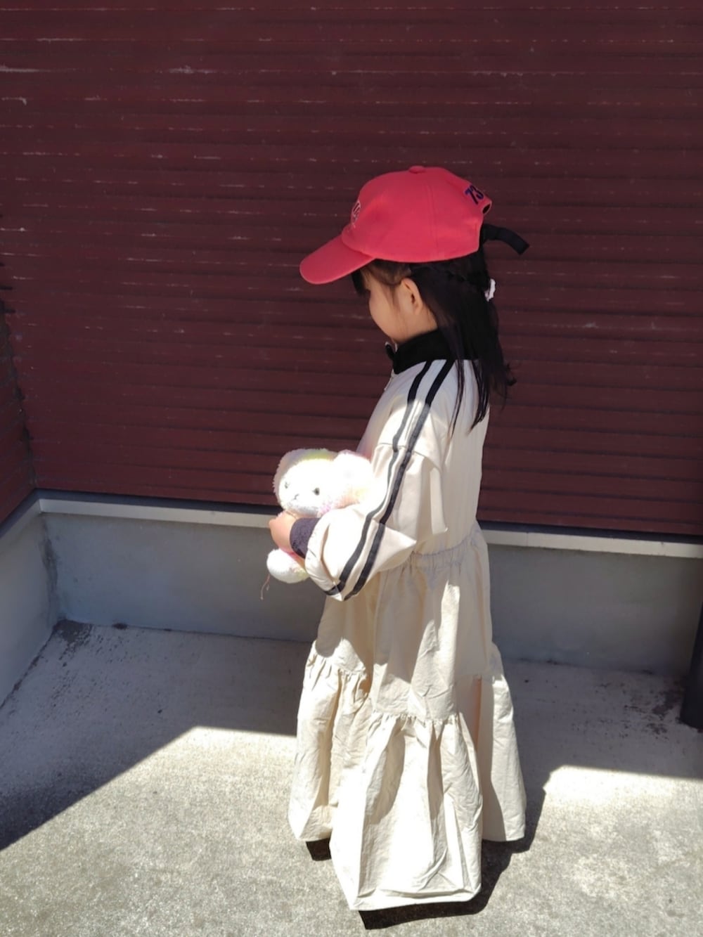 ホワイト系のワンピースを着用したキッズの春コーディネートの2枚目の写真