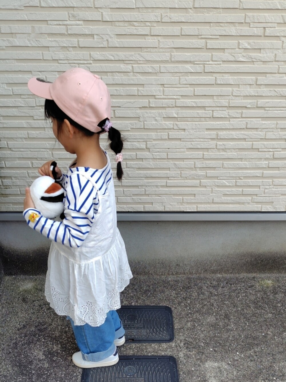 ホワイト系のキャミソール、ホワイト系のTシャツ/カットソー、ホワイト系のスニーカーを着用したキッズの春コーディネートの2枚目の写真
