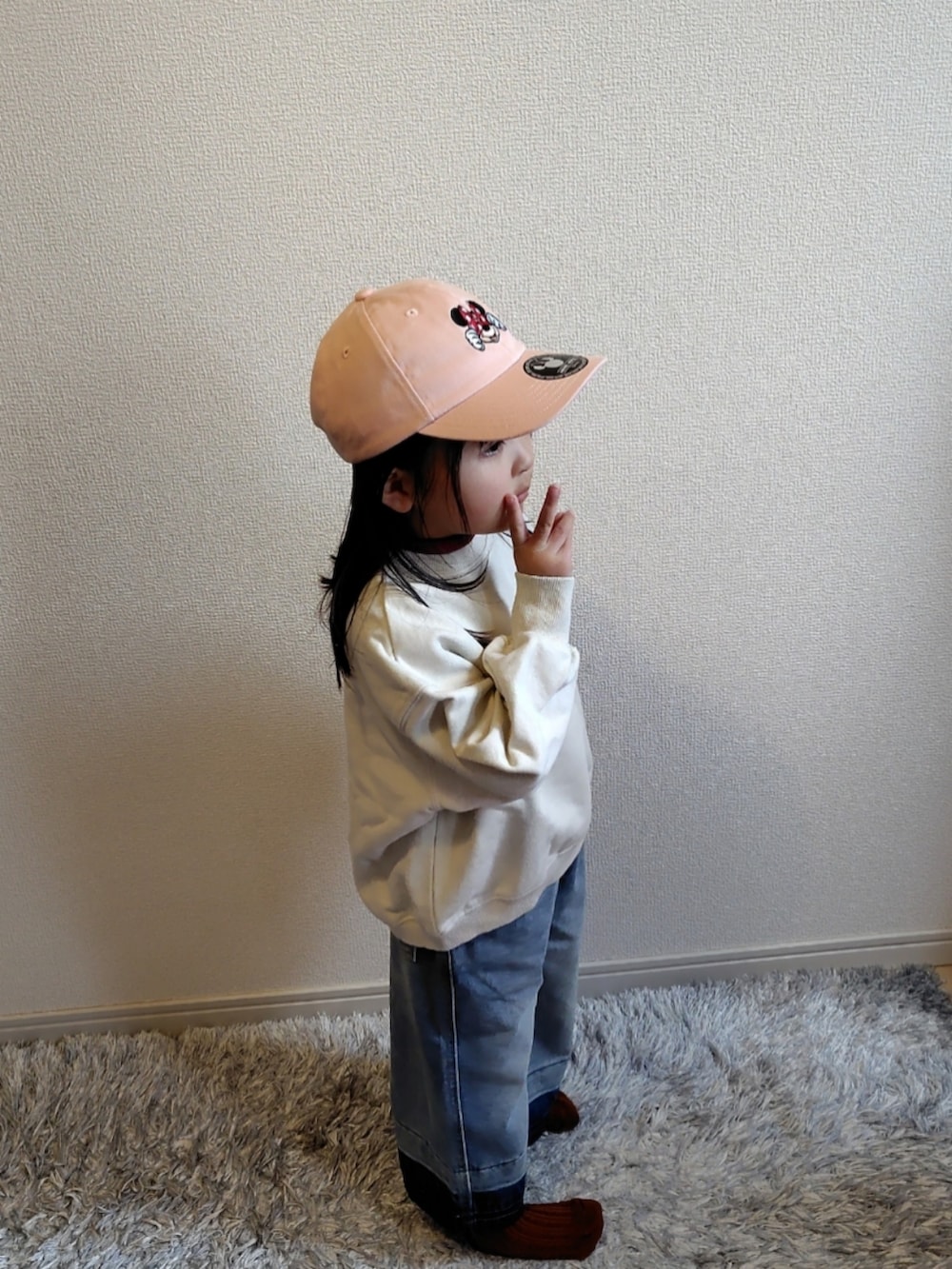 ホワイト系のスウェット、ブルー系のデニムパンツ、ブラウン系のTシャツ/カットソーを着用したキッズの冬コーディネートの3枚目の写真