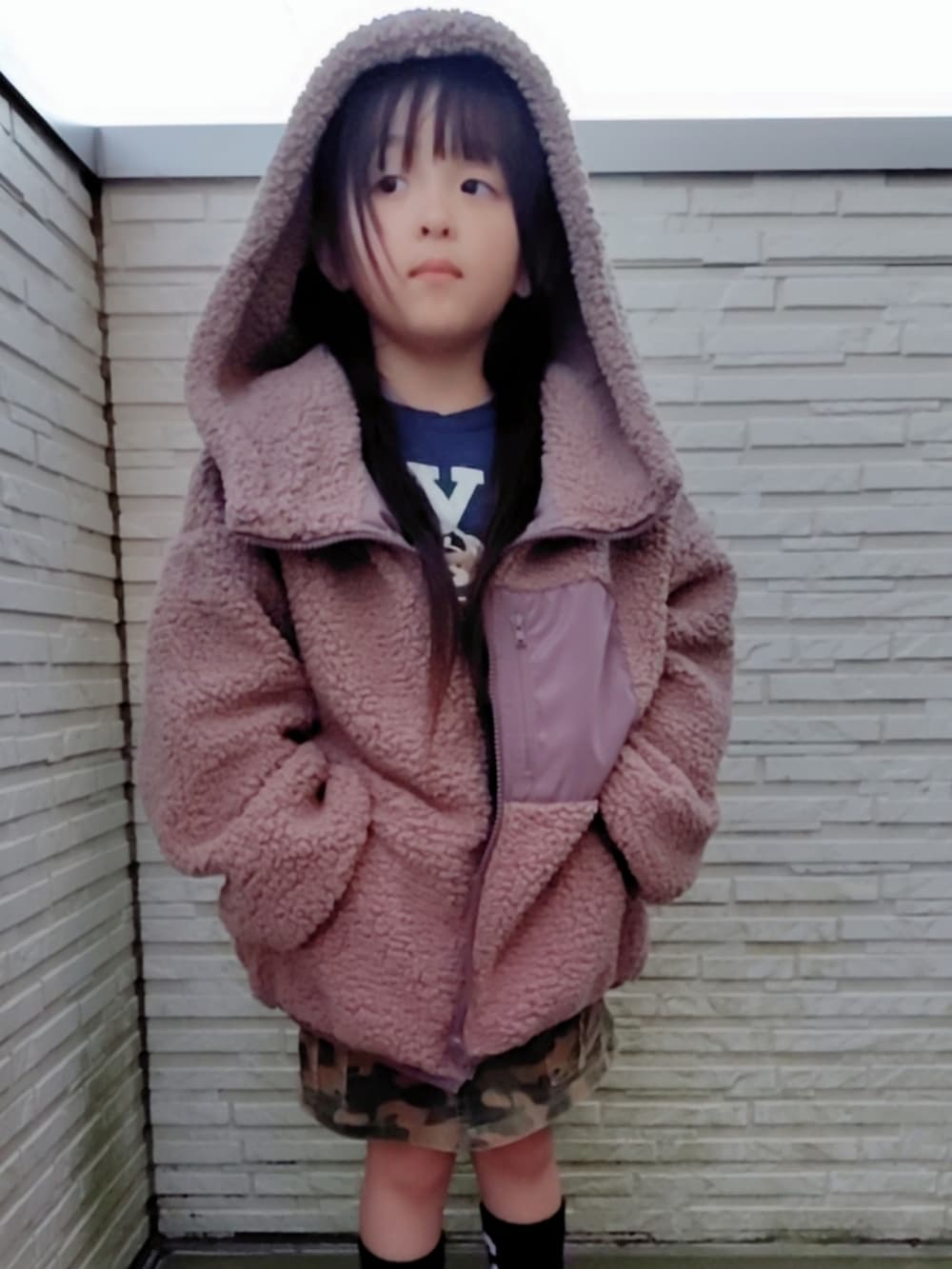 ブラウン系のブルゾン、ブルー系のスウェット、レッド系のスニーカーを着用したキッズの秋コーディネートの2枚目の写真