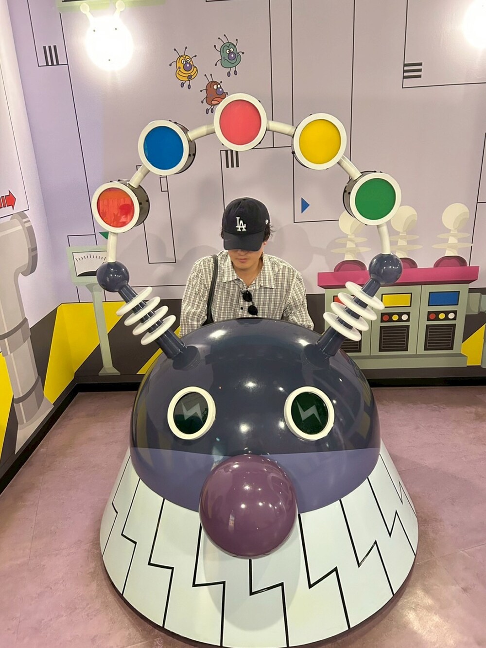 ホワイト系のシャツ/ブラウス、ブラック系のスニーカー、グレー系のショルダーバッグを着用したメンズの夏コーディネートの2枚目の写真