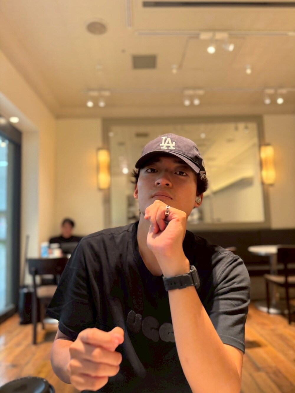 ブラック系のTシャツ/カットソー、ブラック系のスラックス、ブラック系のスニーカーを着用したメンズの夏コーディネートの2枚目の写真