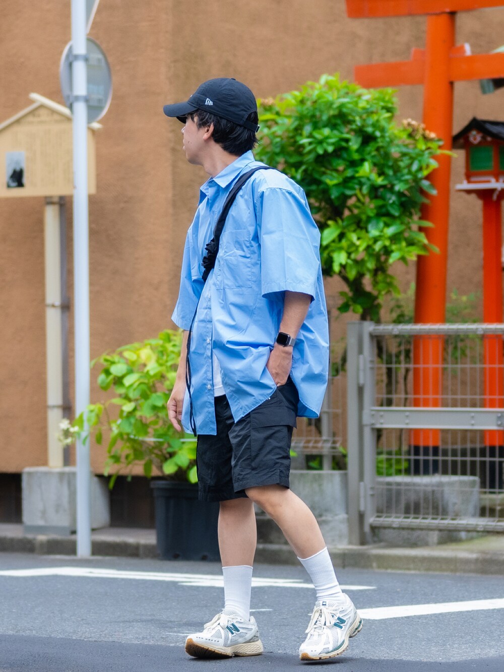 ブラック系のショルダーバッグ、ブラック系のシャツ/ブラウス、ブラック系のTシャツ/カットソーを着用したメンズの夏コーディネートの4枚目の写真