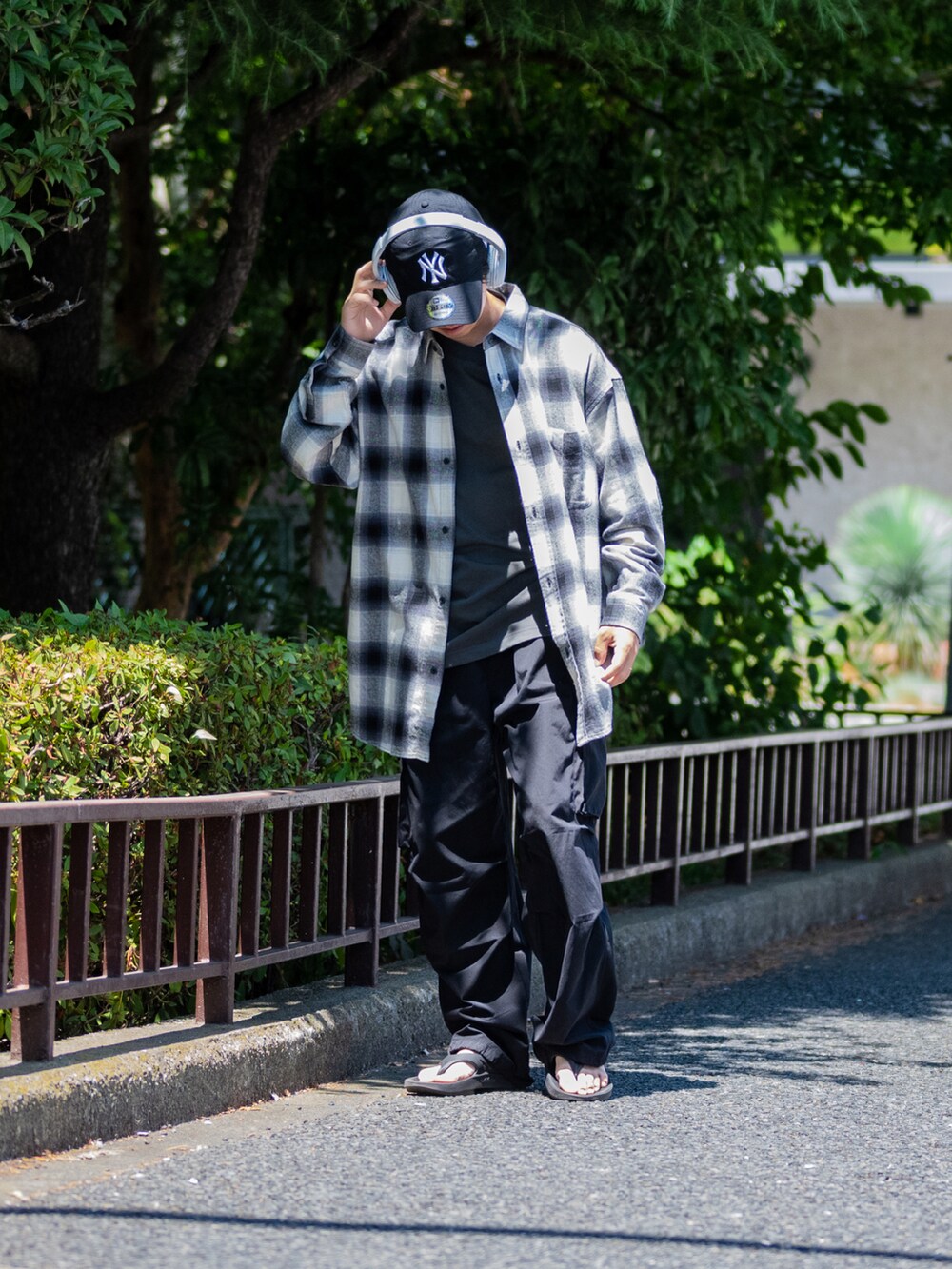 ホワイト系のシャツ/ブラウス、ブラック系のカーゴパンツ、ブラック系のサンダルを着用したメンズの夏コーディネートの4枚目の写真