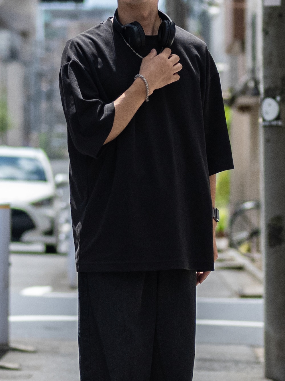 ブラック系のTシャツ/カットソー、ブラック系のスニーカーを着用したメンズの夏コーディネートの2枚目の写真