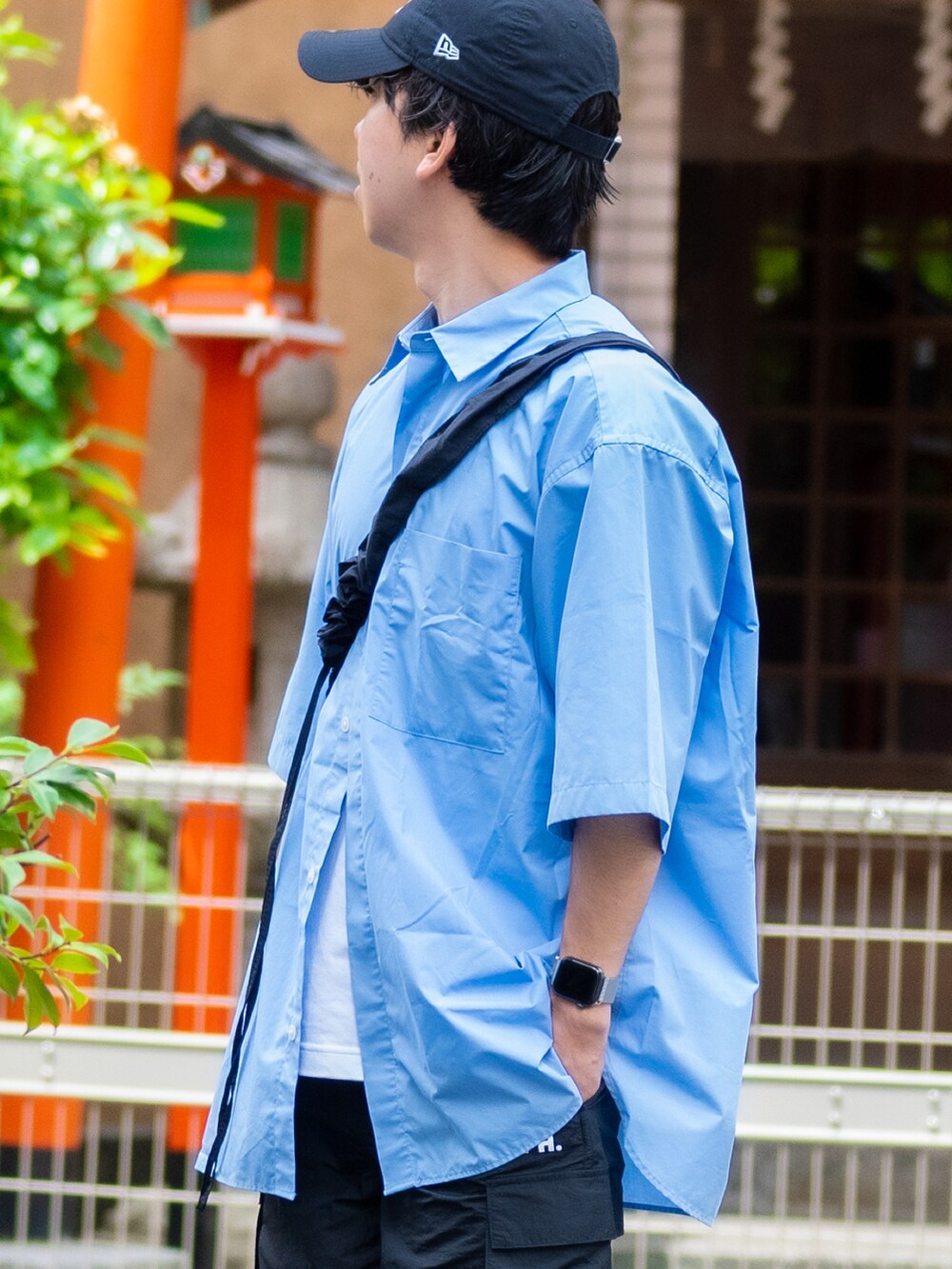 ブラック系のショルダーバッグ、ブラック系のシャツ/ブラウス、ブラック系のTシャツ/カットソーを着用したメンズの夏コーディネートの2枚目の写真