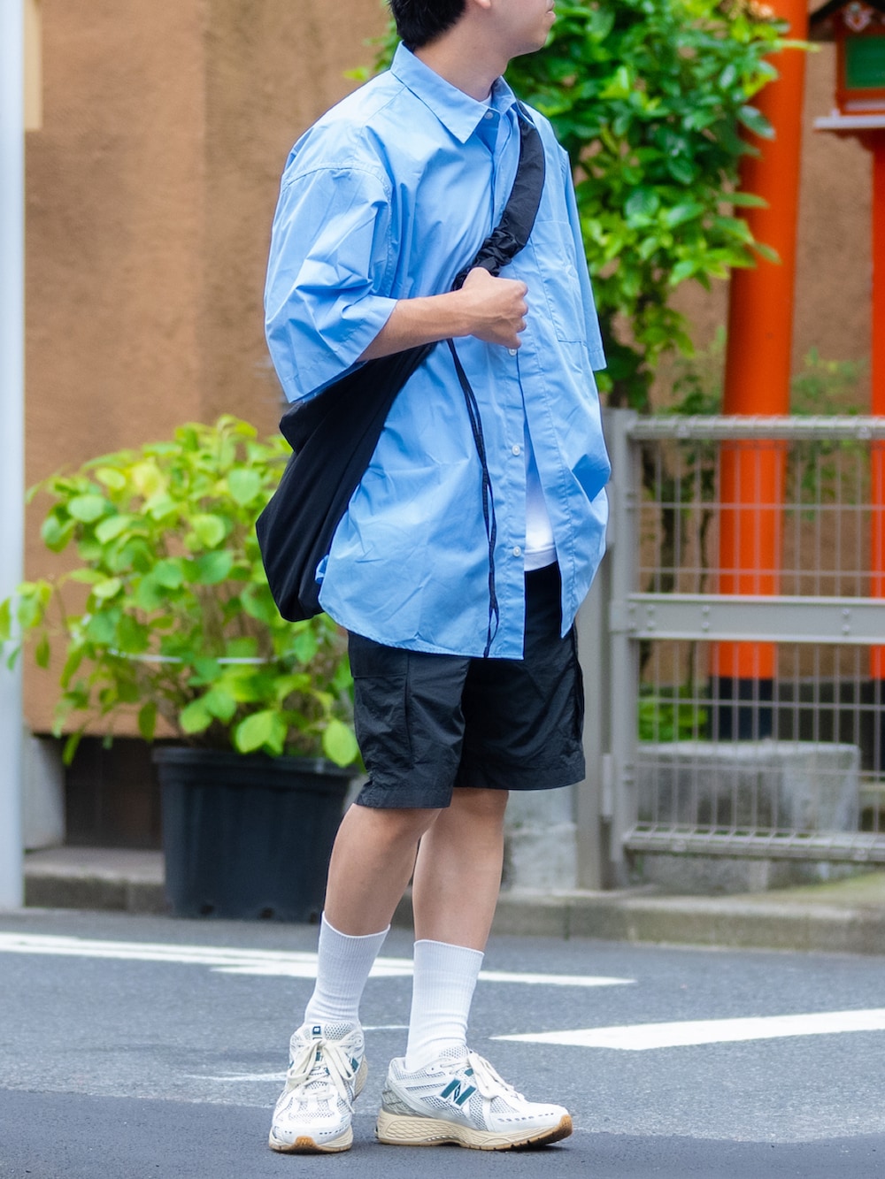 ブラック系のショルダーバッグ、ブラック系のシャツ/ブラウス、ブラック系のTシャツ/カットソーを着用したメンズの夏コーディネートの3枚目の写真