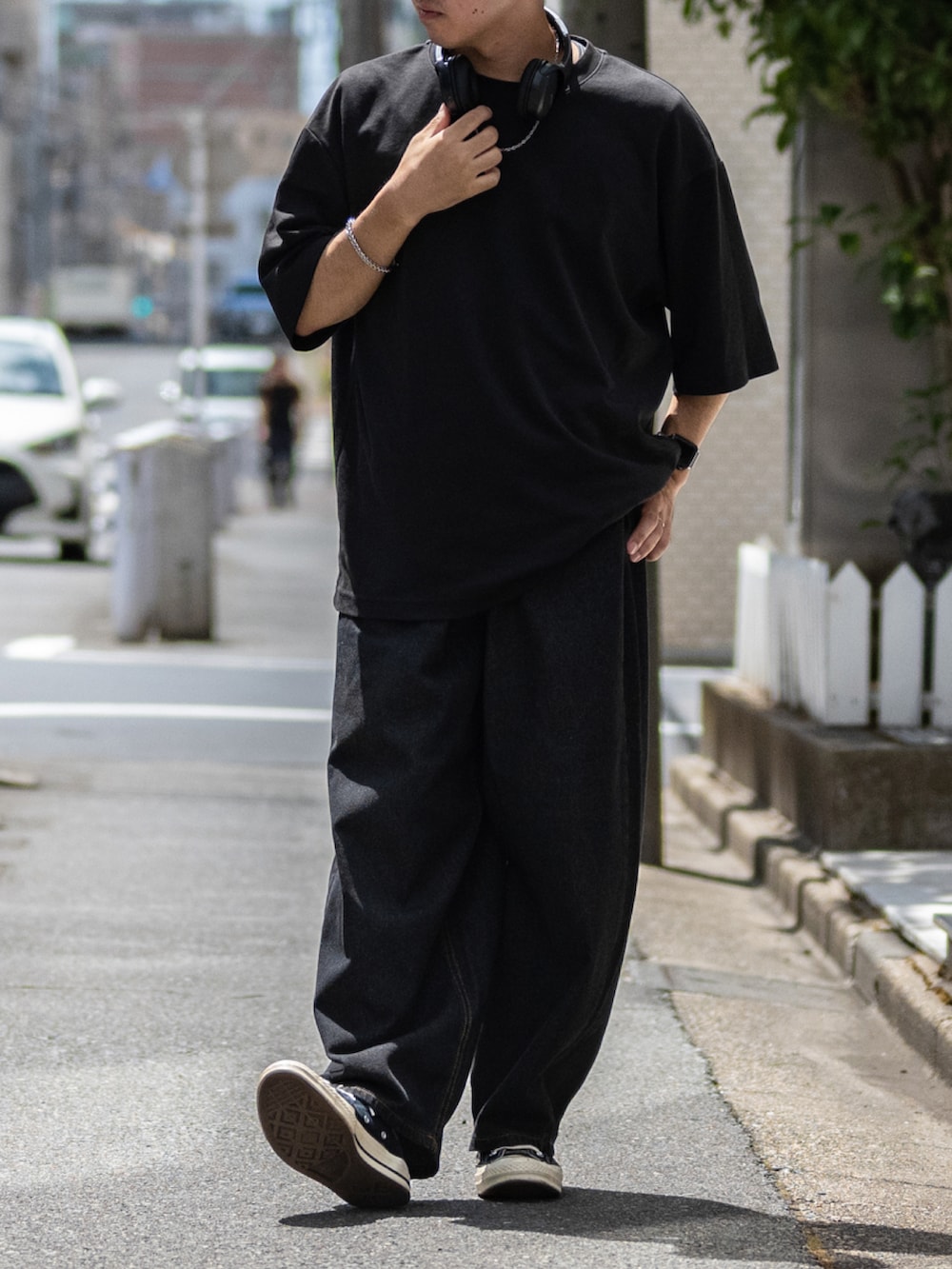 ブラック系のTシャツ/カットソー、ブラック系のスニーカーを着用したメンズの夏コーディネートの5枚目の写真