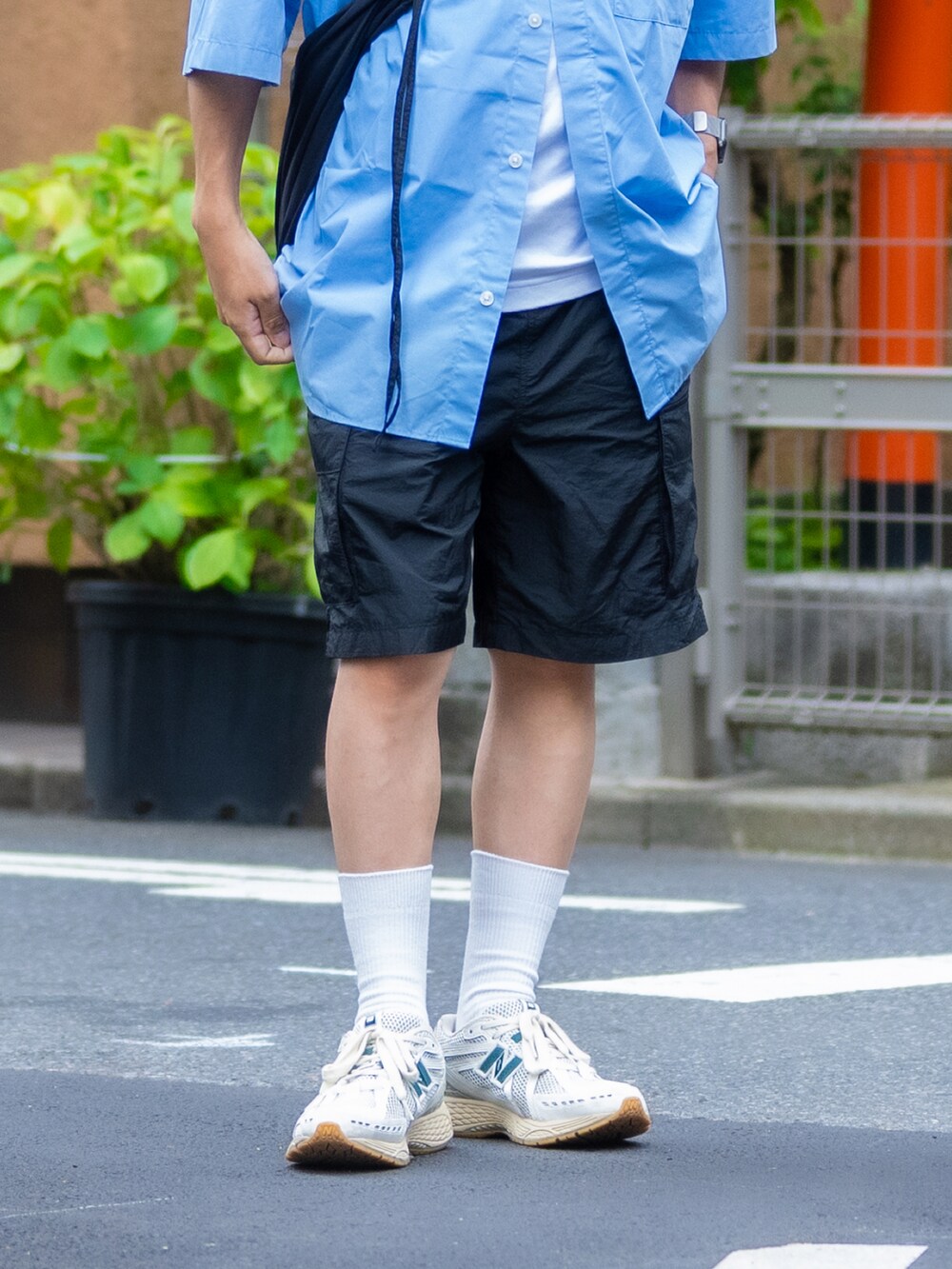 ブラック系のショルダーバッグ、ブラック系のシャツ/ブラウス、ブラック系のTシャツ/カットソーを着用したメンズの夏コーディネートの5枚目の写真