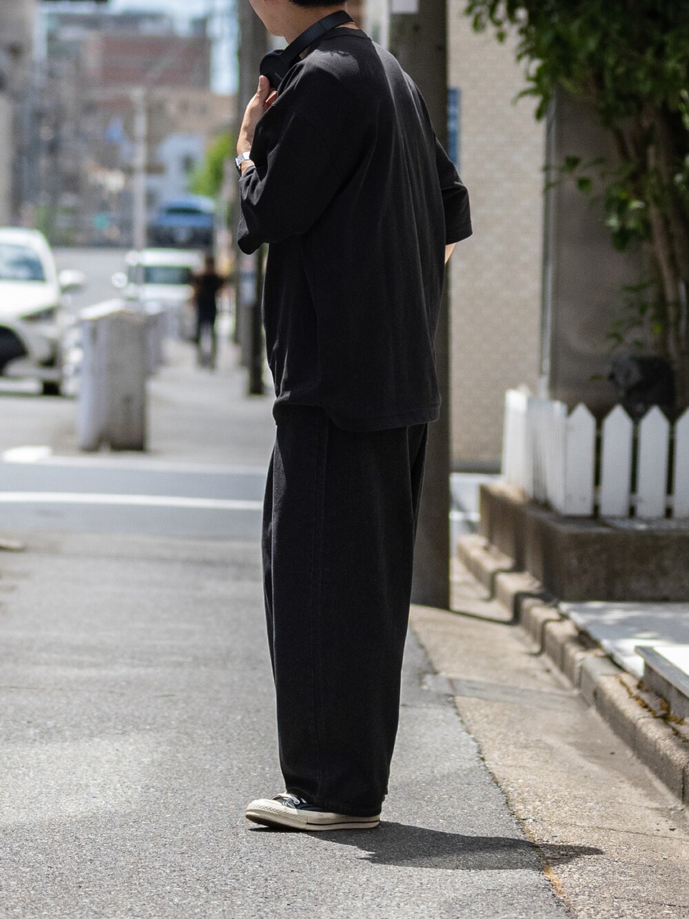 ブラック系のTシャツ/カットソー、ブラック系のスニーカーを着用したメンズの夏コーディネートの3枚目の写真