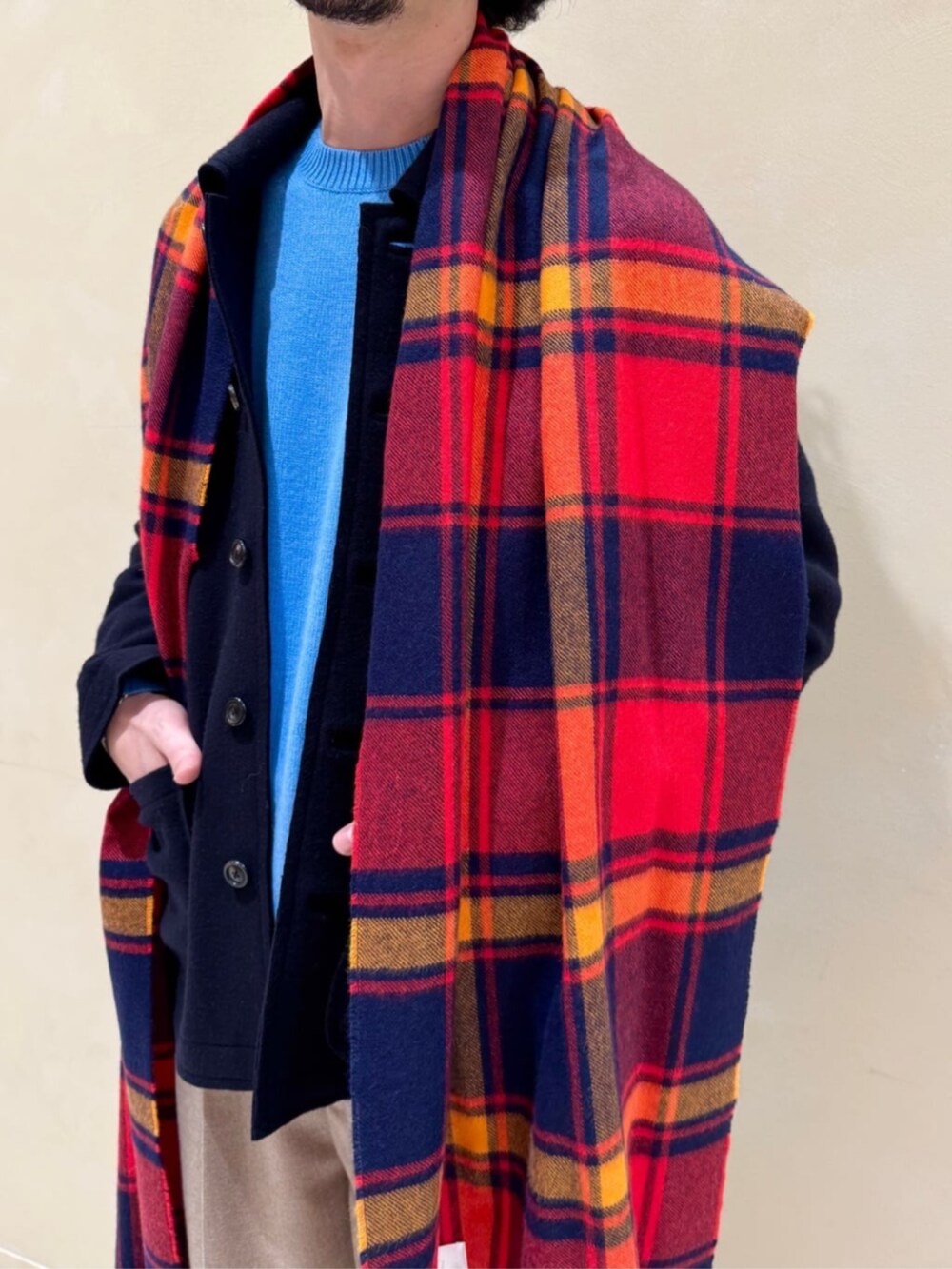 「TOMORROWLAND、トゥモローランド、TOMORROWLAND tricot、MAGNIBERG、sanders、ニットブルゾン、ニットジャケット、ライトブルー、クルーネックニット、チェックストール」｜「TOMORROWLAND のフランネラーナ 2タックワイドストレートパンツ（スラックス、イエロー系）」を使った、Tsukinari_TOMORROWLANDさん（メンズ・175cm）の冬コーディネートの2枚目の写真