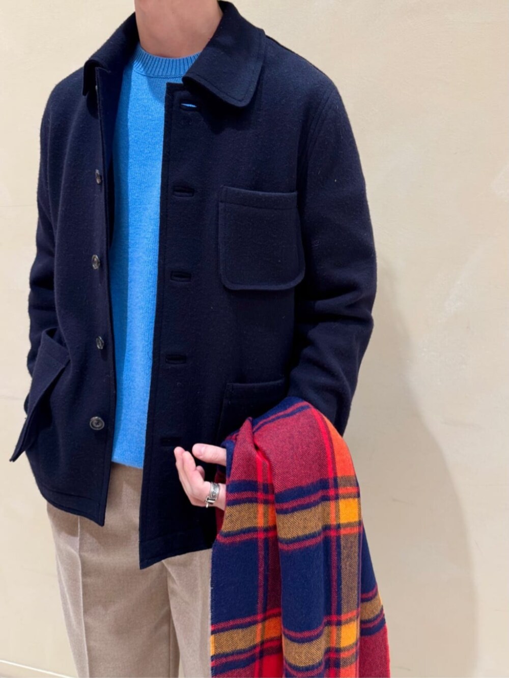 「TOMORROWLAND、トゥモローランド、TOMORROWLAND tricot、MAGNIBERG、sanders、ニットブルゾン、ニットジャケット、ライトブルー、クルーネックニット、チェックストール」｜「TOMORROWLAND のフランネラーナ 2タックワイドストレートパンツ（スラックス、イエロー系）」を使った、Tsukinari_TOMORROWLANDさん（メンズ・175cm）の冬コーディネートの5枚目の写真