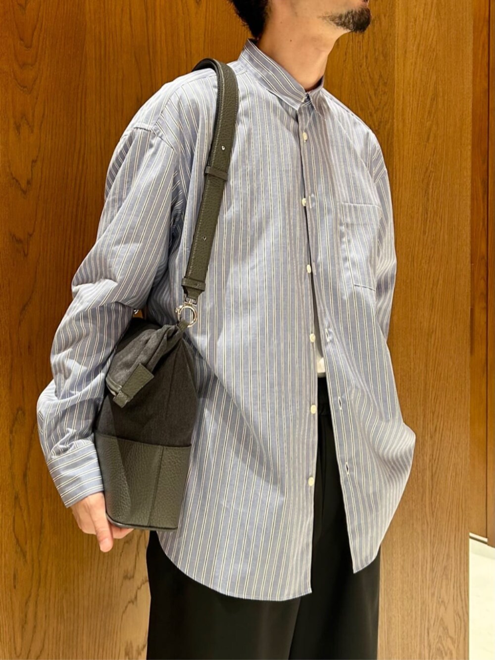 「TOMORROWLAND、トゥモローランド、Edition、Maison Margiela、ストライプシャツ、レギュラーカラーシャツ、ブルーシャツ、ハーフパンツ、ショーツ、カジュアル」｜「EDITIONのスビンコットンストライプ レギュラーカラーシャツ（シャツ/ブラウス、ブルー系）」を使った、Tsukinari_TOMORROWLANDさん（メンズ・175cm）の秋コーディネートの2枚目の写真