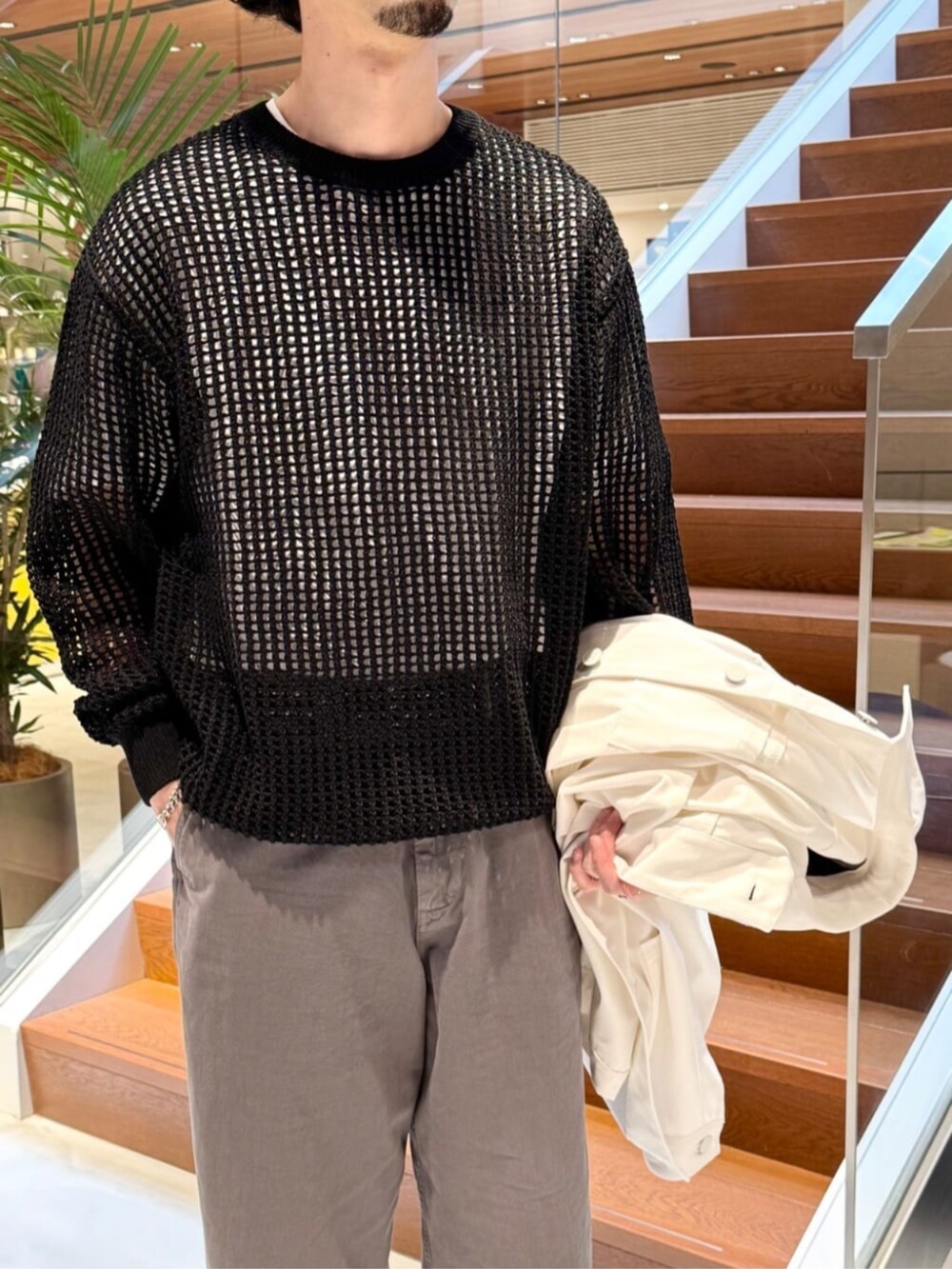 「TOMORROWLAND、トゥモローランド、caban、CABaN by Patricia Urquiola、デニムジャケット、カバーオール、MAISON et VOYAGE、メッシュニット、ユニセックス、Tシャツ、デイリーカジュアル、モノトーン」｜「cabanのCABaN リサイクルコットンデニム カバーオールジャケット（その他アウター、ホワイト系）」を使った、Tsukinari_TOMORROWLANDさん（メンズ・175cm）の春コーディネートの3枚目の写真