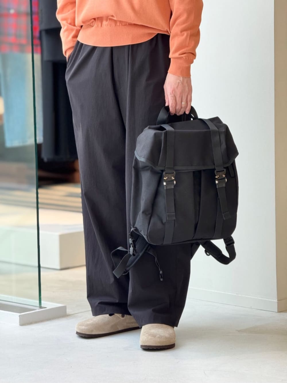 「TOMORROWLAND、トゥモローランド、caban、Edition、bagjack、birkenstock、ポロニット、オレンジ、イージーパンツ、別注、バックパック、カジュアル」｜「cabanのCABaN コットン ポロカラープルオーバー（ニット/セーター、オレンジ系）」を使った、Tsukinari_TOMORROWLANDさん（メンズ・175cm）の春コーディネートの3枚目の写真