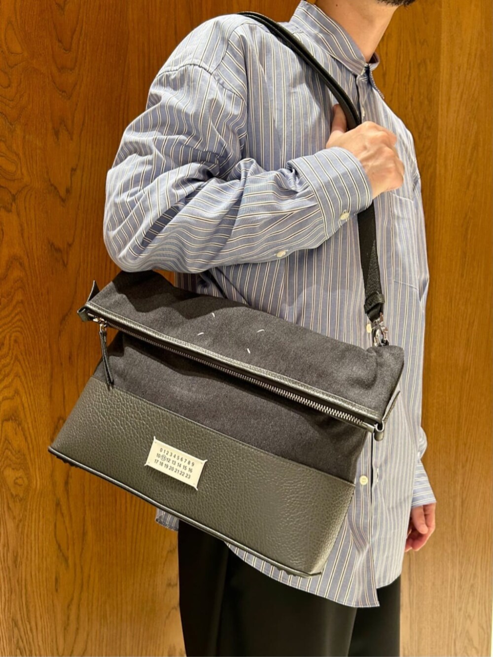 「TOMORROWLAND、トゥモローランド、Edition、Maison Margiela、ストライプシャツ、レギュラーカラーシャツ、ブルーシャツ、ハーフパンツ、ショーツ、カジュアル」｜「EDITIONのスビンコットンストライプ レギュラーカラーシャツ（シャツ/ブラウス、ブルー系）」を使った、Tsukinari_TOMORROWLANDさん（メンズ・175cm）の秋コーディネートの3枚目の写真
