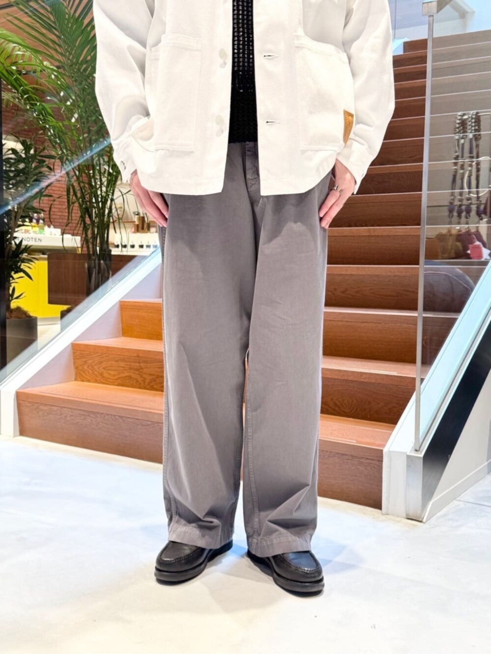 「TOMORROWLAND、トゥモローランド、caban、CABaN by Patricia Urquiola、デニムジャケット、カバーオール、MAISON et VOYAGE、メッシュニット、ユニセックス、Tシャツ、デイリーカジュアル、モノトーン」｜「cabanのCABaN リサイクルコットンデニム カバーオールジャケット（その他アウター、ホワイト系）」を使った、Tsukinari_TOMORROWLANDさん（メンズ・175cm）の春コーディネートの4枚目の写真