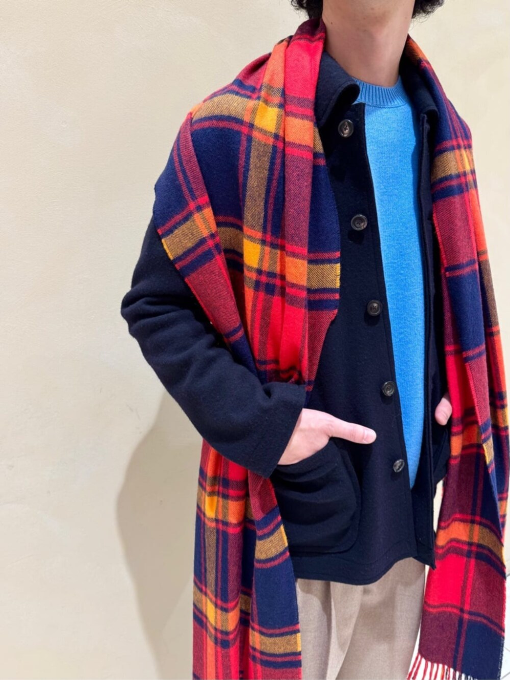 「TOMORROWLAND、トゥモローランド、TOMORROWLAND tricot、MAGNIBERG、sanders、ニットブルゾン、ニットジャケット、ライトブルー、クルーネックニット、チェックストール」｜「TOMORROWLAND のフランネラーナ 2タックワイドストレートパンツ（スラックス、イエロー系）」を使った、Tsukinari_TOMORROWLANDさん（メンズ・175cm）の冬コーディネートの3枚目の写真