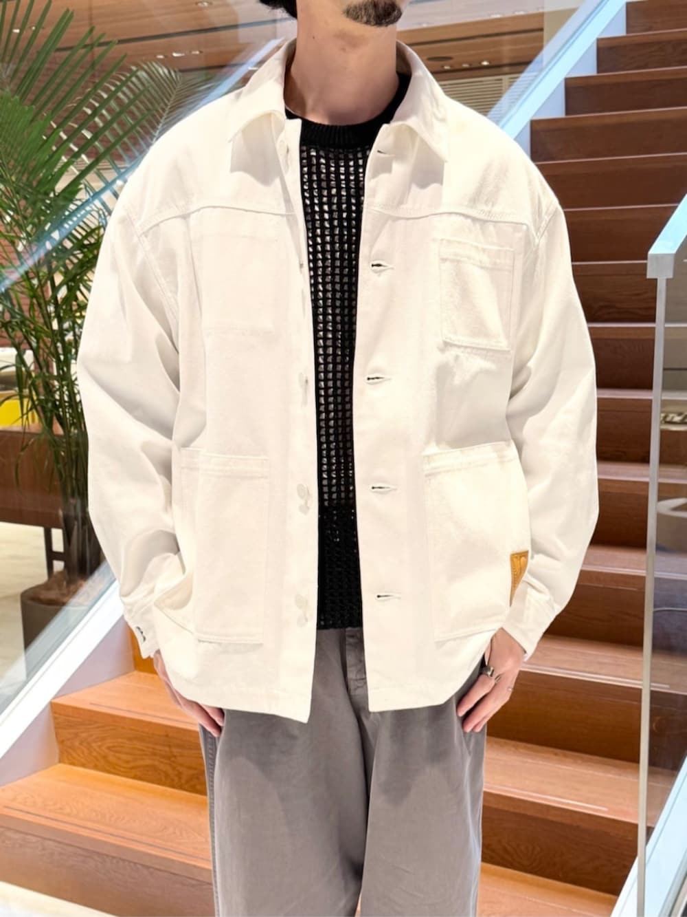 「TOMORROWLAND、トゥモローランド、caban、CABaN by Patricia Urquiola、デニムジャケット、カバーオール、MAISON et VOYAGE、メッシュニット、ユニセックス、Tシャツ、デイリーカジュアル、モノトーン」｜「cabanのCABaN リサイクルコットンデニム カバーオールジャケット（その他アウター、ホワイト系）」を使った、Tsukinari_TOMORROWLANDさん（メンズ・175cm）の春コーディネートの2枚目の写真