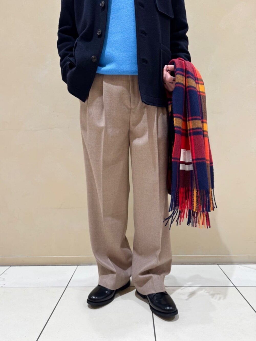 「TOMORROWLAND、トゥモローランド、TOMORROWLAND tricot、MAGNIBERG、sanders、ニットブルゾン、ニットジャケット、ライトブルー、クルーネックニット、チェックストール」｜「TOMORROWLAND のフランネラーナ 2タックワイドストレートパンツ（スラックス、イエロー系）」を使った、Tsukinari_TOMORROWLANDさん（メンズ・175cm）の冬コーディネートの6枚目の写真