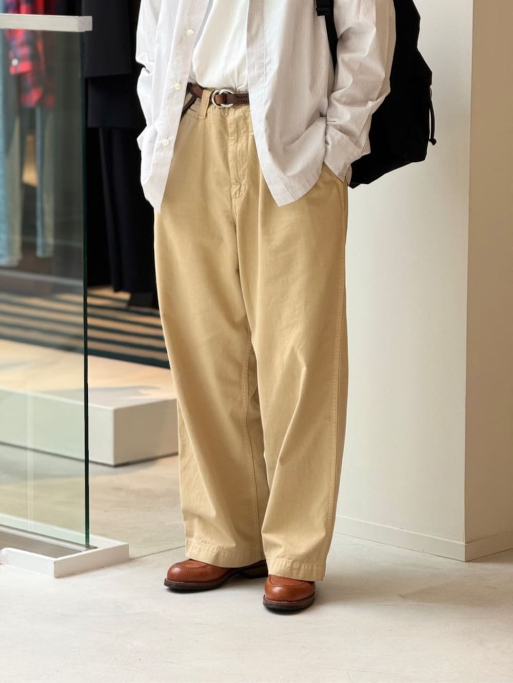 「TOMORROWLAND、トゥモローランド、caban、MAISON et VOYAGE、Aeta、バンドカラーシャツ、ユニセックス、Tシャツ、チノパン、大人カジュアル、カジュアル、バックパック」｜「cabanのCABaN ドライスビンコットン ハーフスリーブTシャツ（Tシャツ/カットソー、ホワイト系）」を使った、Tsukinari_TOMORROWLANDさん（メンズ・175cm）の春コーディネートの3枚目の写真